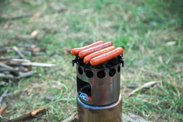 Salsichas Cozido Fogão Campismo Lenha — Fotografia de Stock