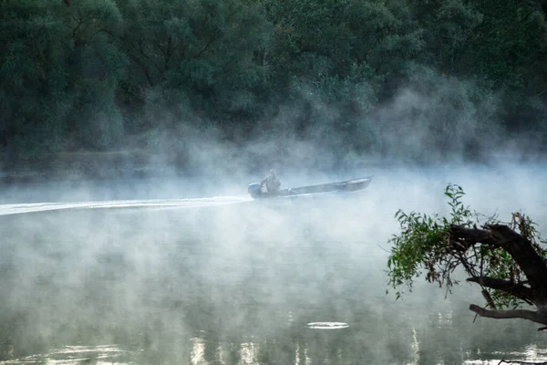 Evaporarea Dimineața Apei Peste Râu Barca Plutește Râu Prin Ceață — Fotografie, imagine de stoc