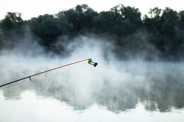 釣竿の端にベル 川の上の水の朝蒸発水の上に霧 — ストック写真