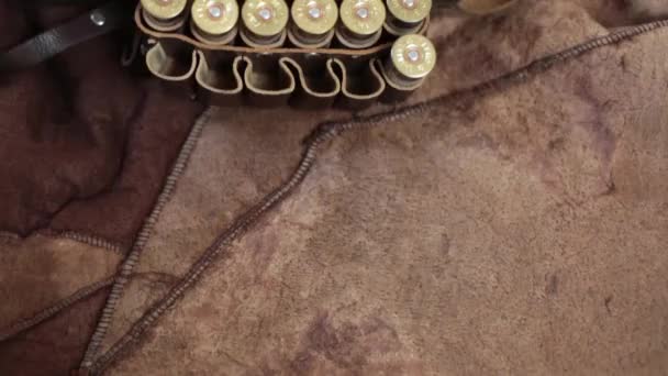 猎人在靠近吊床的皮革垫子上扔子弹 — 图库视频影像