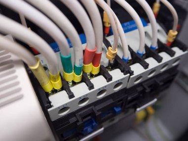 Denetleyici veya mantık denetim geçiş devre kartı üzerinde elektrik dolabında. Modern otomasyon