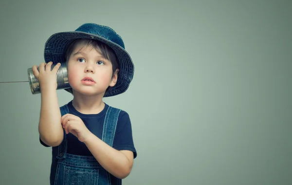 Küçük Bir Çocuk Konserve Kutusundan Kulağına Telefon Bağlamış — Stok fotoğraf