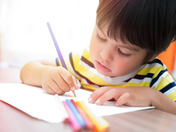 Ребенок Рисует Цветными Карандашами Бумаге — стоковое фото