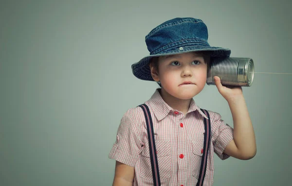 Küçük Bir Çocuk Konserve Kutusundan Kulağına Telefon Bağlamış — Stok fotoğraf
