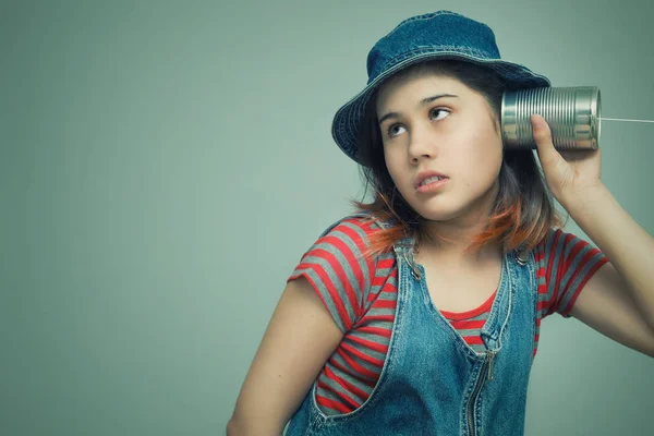 Bir Kız Bir Telefon Bir Teneke Kutu Onun Kulağı Bağlı — Stok fotoğraf