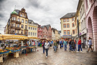 Trier, Almanya - 13 Haziran 2018: Ortaçağ Marktkreuz Pazar çapraz Hauptmarkt ana pazarında kişilerce kare Trier şehirde
