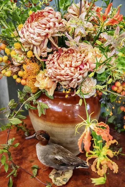 Bouqette の花瓶の装飾的な季節の花 — ストック写真