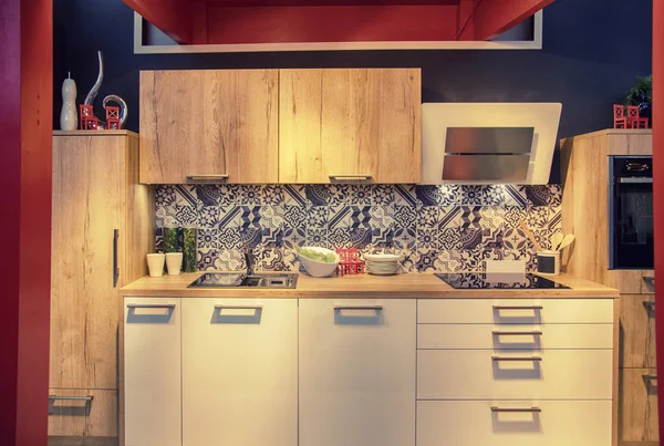 Cozinha Madeira Com Azulejos Decorativos — Fotografia de Stock