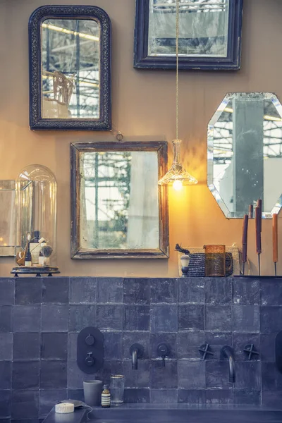 Διακόσμηση Σύγχρονη Καθρέφτη Στο Εσωτερικό Της Μπάνιο — Φωτογραφία Αρχείου