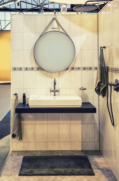 带镜子的标准浴室的细节 — 图库照片