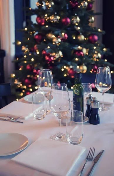 Mesa Restaurante Árvore Natal Como Fundo — Fotografia de Stock