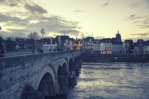 Maastricht Vista Nocturna Desde Wilhelmina Brug Sobre Río Maas Noviembre — Foto de Stock