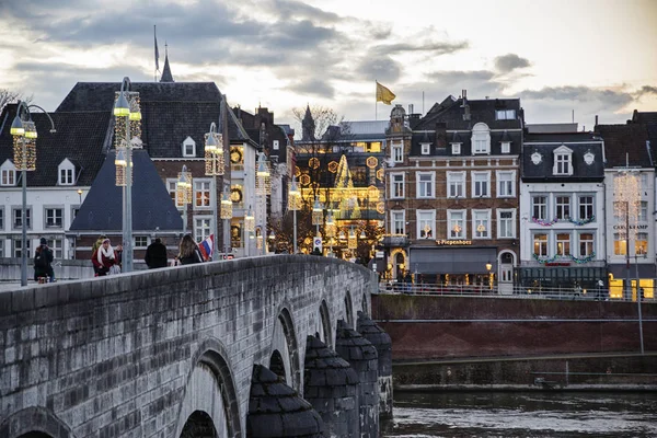 Maastricht Avonds Uitzicht Vanaf Wilhelmina Brug Rivier Maas November 2017 — Stockfoto
