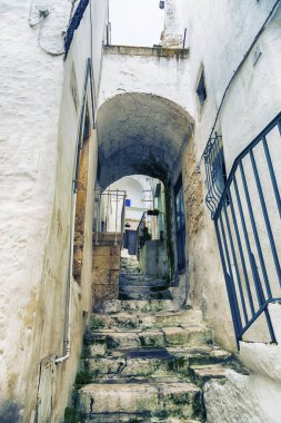 Ostuni 'de küçük bir sokak - İtalya' nın antik beyaz kasabası