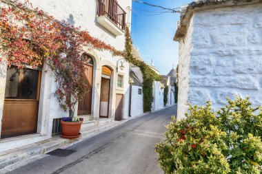 Çatılı Alberobello köyü (trullo), Puglia, İtalya