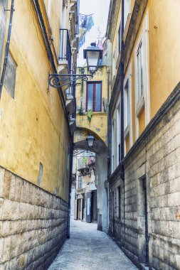 Bari 'nin eski merkezinde tipik bir cadde, Puglia bölgesi, İtalya