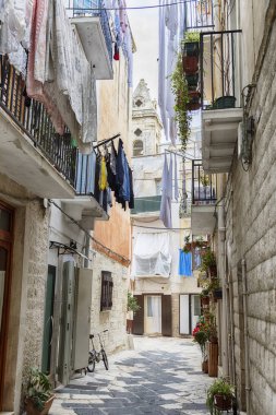 Bari 'nin eski merkezinde tipik bir cadde, Puglia bölgesi, İtalya