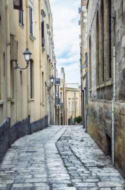Brindisi 'nin eski merkezindeki sokak, Puglia bölgesi, İtalya
