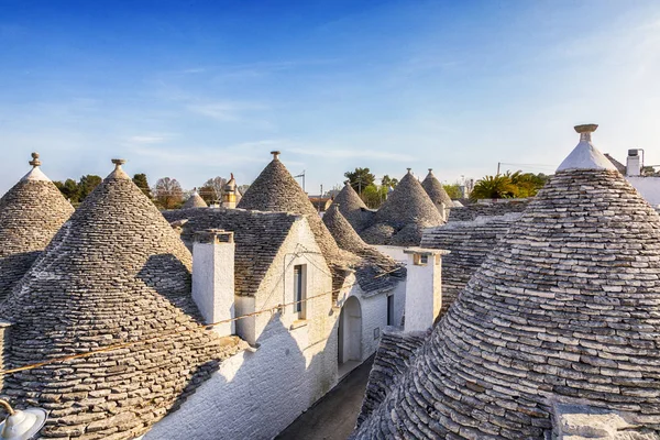 Vesnice Alberobello se střechami, Puglia, Itálie — Stock fotografie