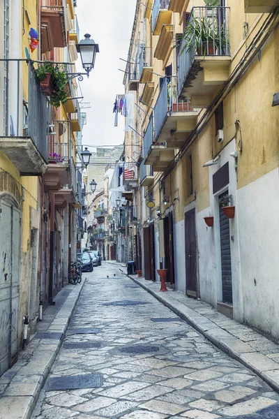 Typická ulice ve starém centru Bari, region Puglia, Itálie — Stock fotografie