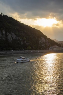 Gün batımında nehirde gemi