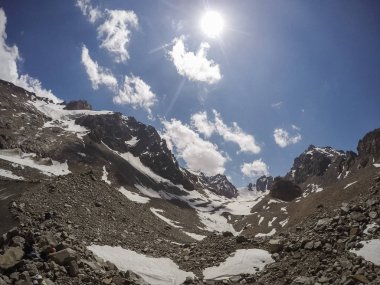 Dağlarda güneşli bir gün