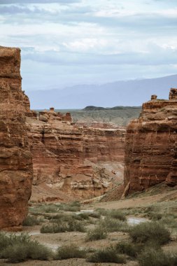 güneşli bir günde Charyn Kanyon yolları