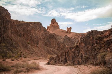 güneşli bir günde Charyn Kanyon yolları