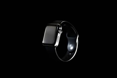 Apple Watch siyah arka planda, havada gezinme