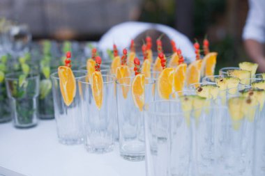 Güzel düğün süslemeleri ve çikolatalar