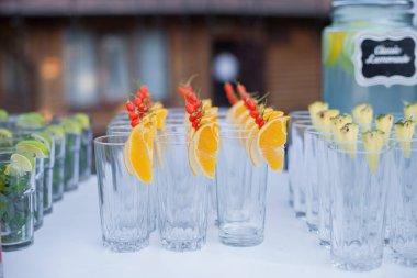 Güzel düğün süslemeleri ve çikolatalar