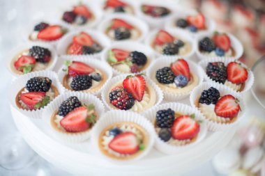 Güzel düğün süslemeleri ve çikolatalar