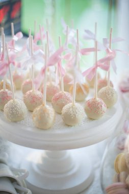 Güzel düğün süslemeleri ve çikolatalar