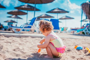 Kumsaldaki küçük tatlı kız 