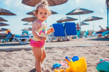 Kumsaldaki küçük tatlı kız 