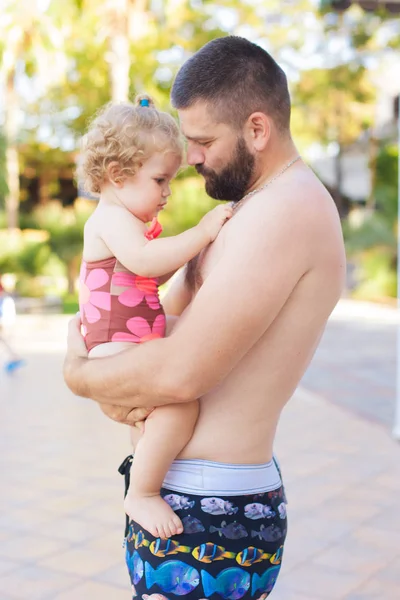 Vader Dochter Zwemmen Het Zomerzwembad — Stockfoto