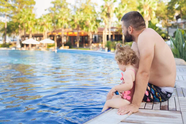 Pai Filha Nadando Piscina Verão — Fotografia de Stock