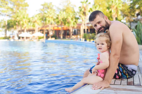 Pai Filha Nadando Piscina Verão — Fotografia de Stock