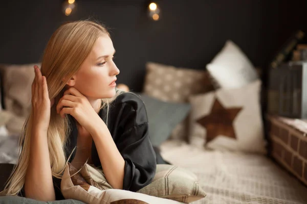 Beautiful Young Woman Blonde Hair Posing Bedroom — Stockfoto