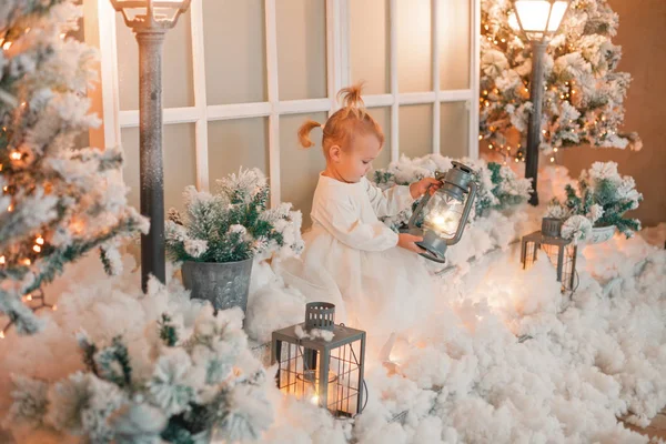 Beau Bébé Sur Noël Chambre Décorée — Photo