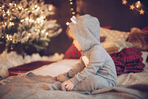 Beau Bébé Sur Noël Chambre Décorée — Photo