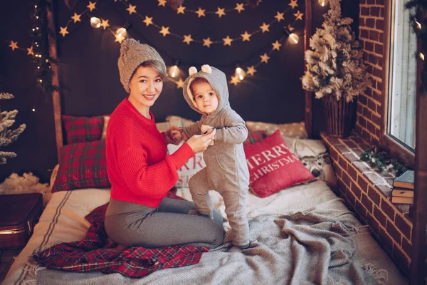 Bebê Feliz Com Mãe Quarto Com Interior Natal — Fotografia de Stock