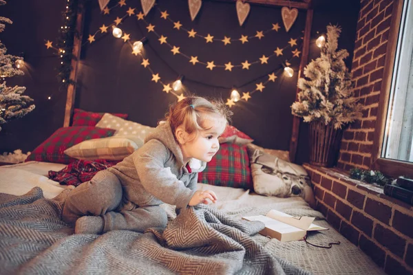 Beau Bébé Sur Noël Chambre Décorée — Photo