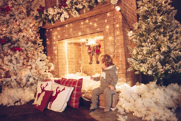 Όμορφο Μωρό Για Χριστούγεννα Διακόσμηση Δωματίου — Φωτογραφία Αρχείου