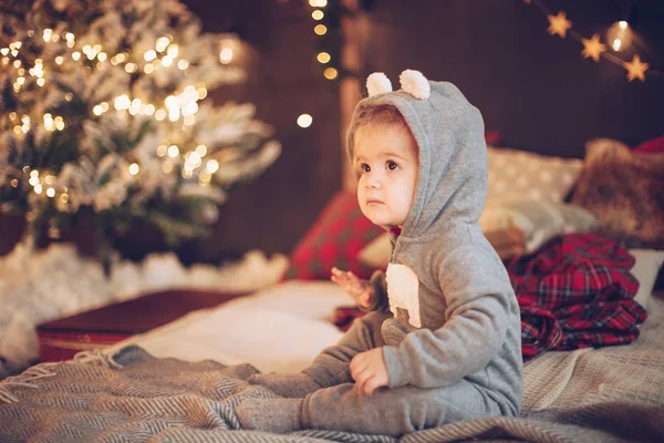 Beau Bébé Sur Noël Chambre Décorée — Photo