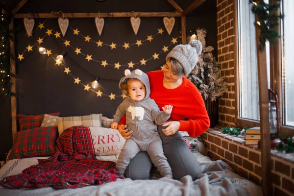 Bebê Feliz Com Mãe Quarto Com Interior Natal — Fotografia de Stock