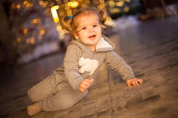 Schönes Baby Auf Weihnachtlich Dekorierten Zimmer — Stockfoto