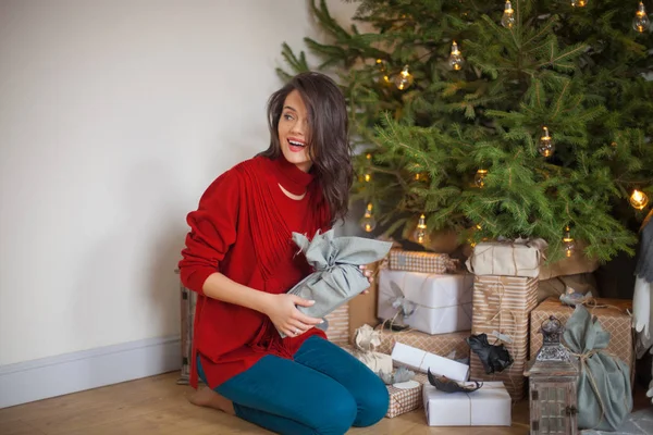 Beauty Fashion Frau Mit Weihnachtsgeschenkbox Neujahrsbaum Zurück — Stockfoto