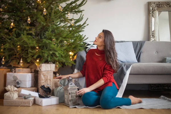 Mulher Moda Beleza Com Caixa Presente Natal Árvore Ano Novo — Fotografia de Stock