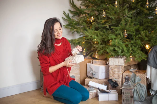 Mulher Moda Beleza Com Caixa Presente Natal Árvore Ano Novo — Fotografia de Stock